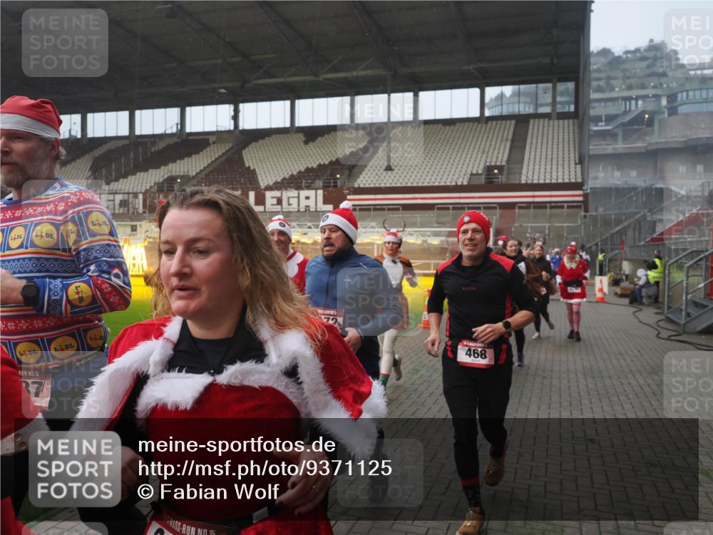 07.12.2025 - St. Pauli X-Mass-Run No. 15 Fabian Wolf http://msf.ph/oto/9371125 07.12.2025 10:06:06 Ziel 127, 148, 180, 424, 468, 676, 805, 834, 967, 969, 1788, 2756, 2757, 2894, 2968, 3093, 3172, 3196, 3812, 3814, 3857, 3859, 3877, 4235, 4236, 4237, 4246, 4251, 4670, 4676 meine-sportfotos.de