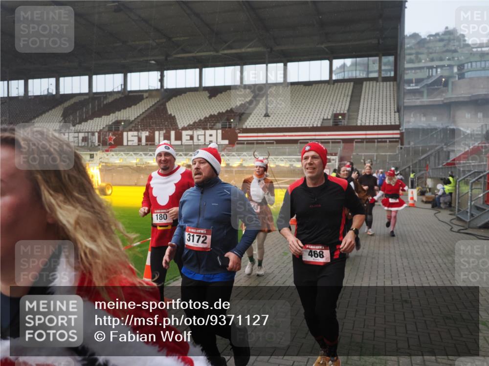 07.12.2025 - St. Pauli X-Mass-Run No. 15 Fabian Wolf http://msf.ph/oto/9371127 07.12.2025 10:06:06 Ziel 127, 148, 180, 424, 468, 676, 805, 834, 967, 969, 1788, 2756, 2757, 2894, 2968, 3093, 3172, 3196, 3812, 3814, 3857, 3859, 3877, 4235, 4236, 4237, 4246, 4251, 4670, 4676 meine-sportfotos.de