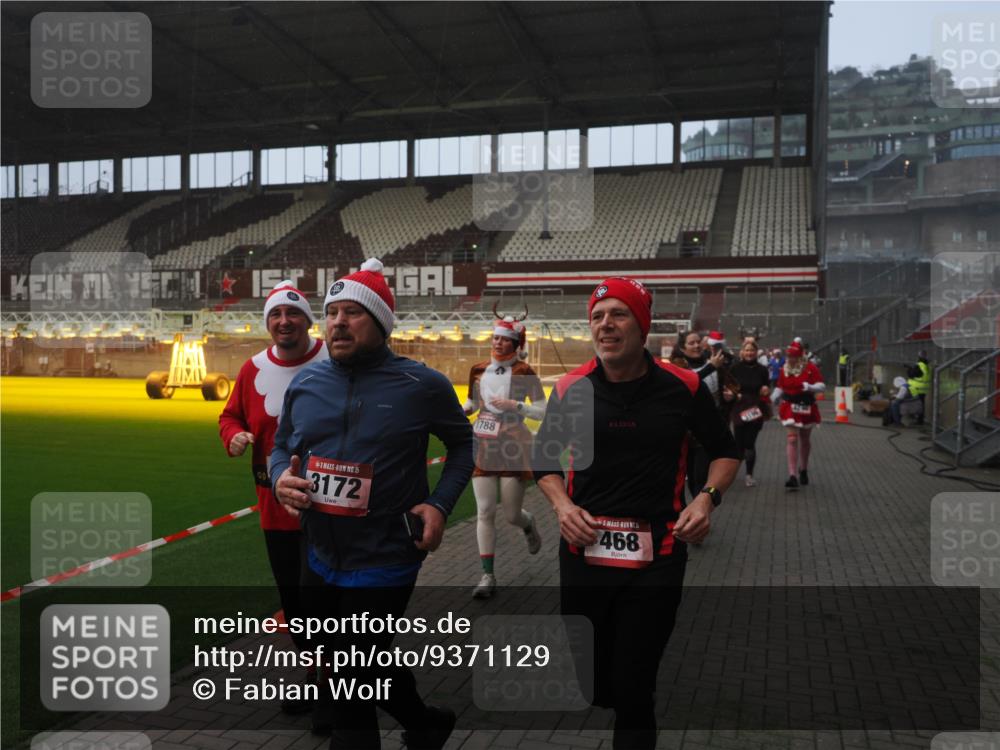 07.12.2025 - St. Pauli X-Mass-Run No. 15 Fabian Wolf http://msf.ph/oto/9371129 07.12.2025 10:06:06 Ziel 127, 148, 180, 424, 468, 676, 805, 834, 967, 969, 1788, 2756, 2757, 2894, 2968, 3093, 3172, 3196, 3812, 3814, 3857, 3859, 3877, 4235, 4236, 4237, 4246, 4251, 4670, 4676 meine-sportfotos.de