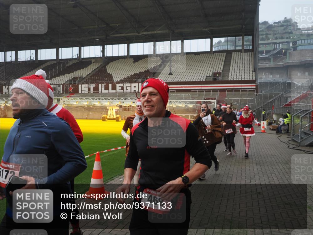 07.12.2025 - St. Pauli X-Mass-Run No. 15 Fabian Wolf http://msf.ph/oto/9371133 07.12.2025 10:06:06 Ziel 127, 148, 180, 424, 468, 676, 805, 834, 967, 969, 1788, 2756, 2757, 2894, 2968, 3093, 3172, 3196, 3812, 3814, 3857, 3859, 3877, 4235, 4236, 4237, 4246, 4251, 4670, 4676 meine-sportfotos.de
