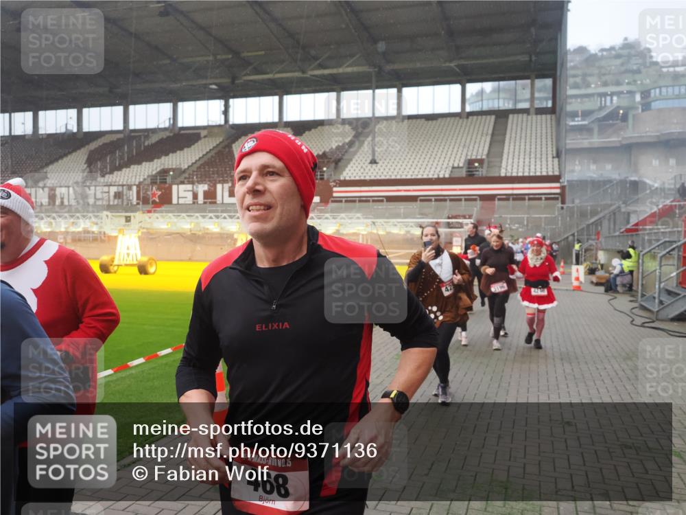 07.12.2025 - St. Pauli X-Mass-Run No. 15 Fabian Wolf http://msf.ph/oto/9371136 07.12.2025 10:06:07 Ziel 127, 148, 180, 424, 468, 676, 805, 834, 893, 967, 969, 1788, 2756, 2757, 2894, 2968, 3093, 3172, 3196, 3812, 3814, 3857, 3859, 4235, 4236, 4237, 4246, 4251, 4670, 4676 meine-sportfotos.de
