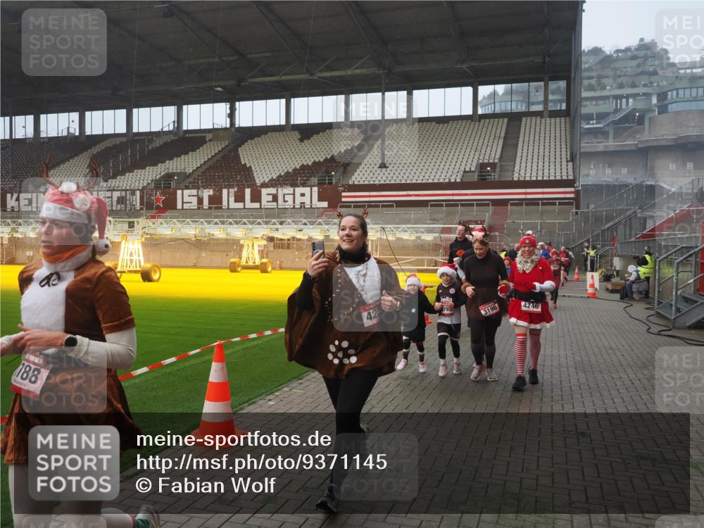07.12.2025 - St. Pauli X-Mass-Run No. 15 Fabian Wolf http://msf.ph/oto/9371145 07.12.2025 10:06:07 Ziel 127, 148, 180, 424, 468, 676, 805, 834, 893, 967, 969, 1788, 2756, 2757, 2894, 2968, 3093, 3172, 3196, 3812, 3814, 3857, 3859, 4235, 4236, 4237, 4246, 4251, 4670, 4676 meine-sportfotos.de
