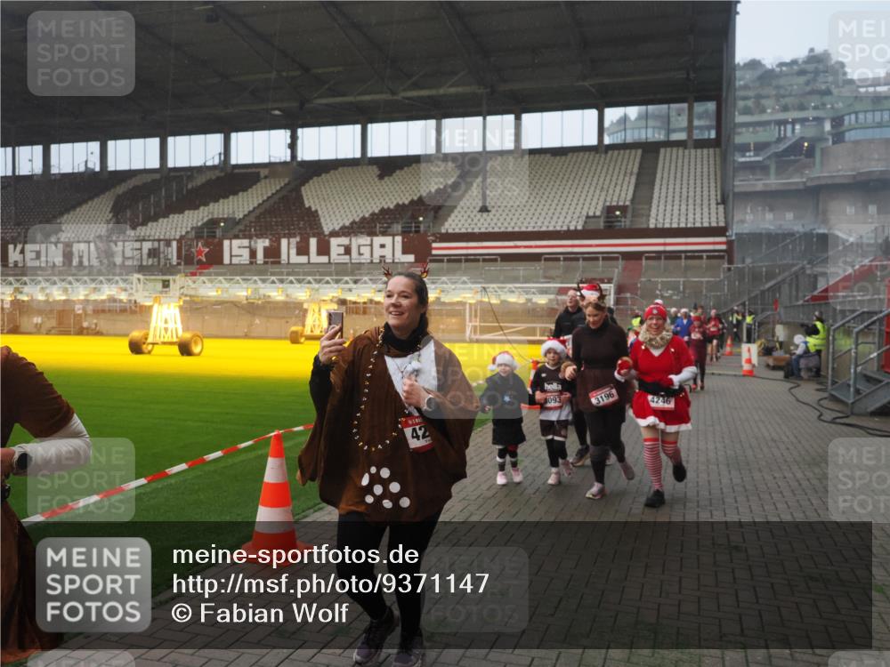 07.12.2025 - St. Pauli X-Mass-Run No. 15 Fabian Wolf http://msf.ph/oto/9371147 07.12.2025 10:06:08 Ziel 127, 148, 180, 424, 468, 676, 805, 834, 893, 967, 969, 1119, 1788, 1937, 2756, 2757, 2894, 2968, 3093, 3172, 3196, 3812, 3814, 3857, 3859, 4235, 4236, 4237, 4246, 4251, 4665, 4670, 4676 meine-sportfotos.de