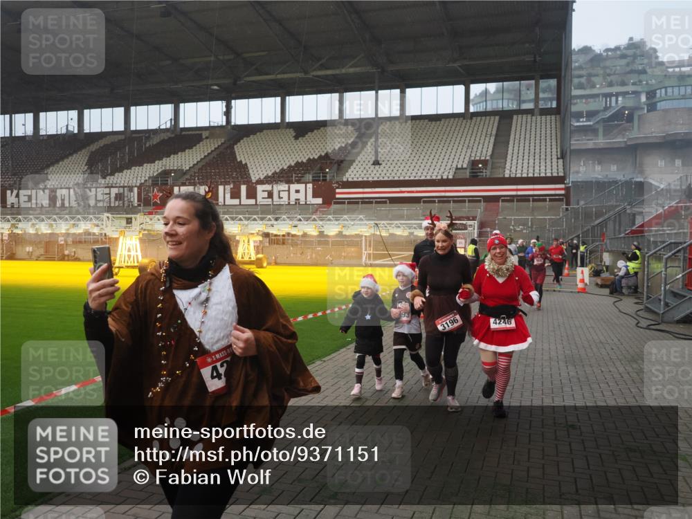 07.12.2025 - St. Pauli X-Mass-Run No. 15 Fabian Wolf http://msf.ph/oto/9371151 07.12.2025 10:06:08 Ziel 127, 148, 180, 424, 468, 676, 805, 834, 893, 967, 969, 1119, 1788, 1937, 2756, 2757, 2894, 2968, 3093, 3172, 3196, 3812, 3814, 3857, 3859, 4235, 4236, 4237, 4246, 4251, 4665, 4670, 4676 meine-sportfotos.de