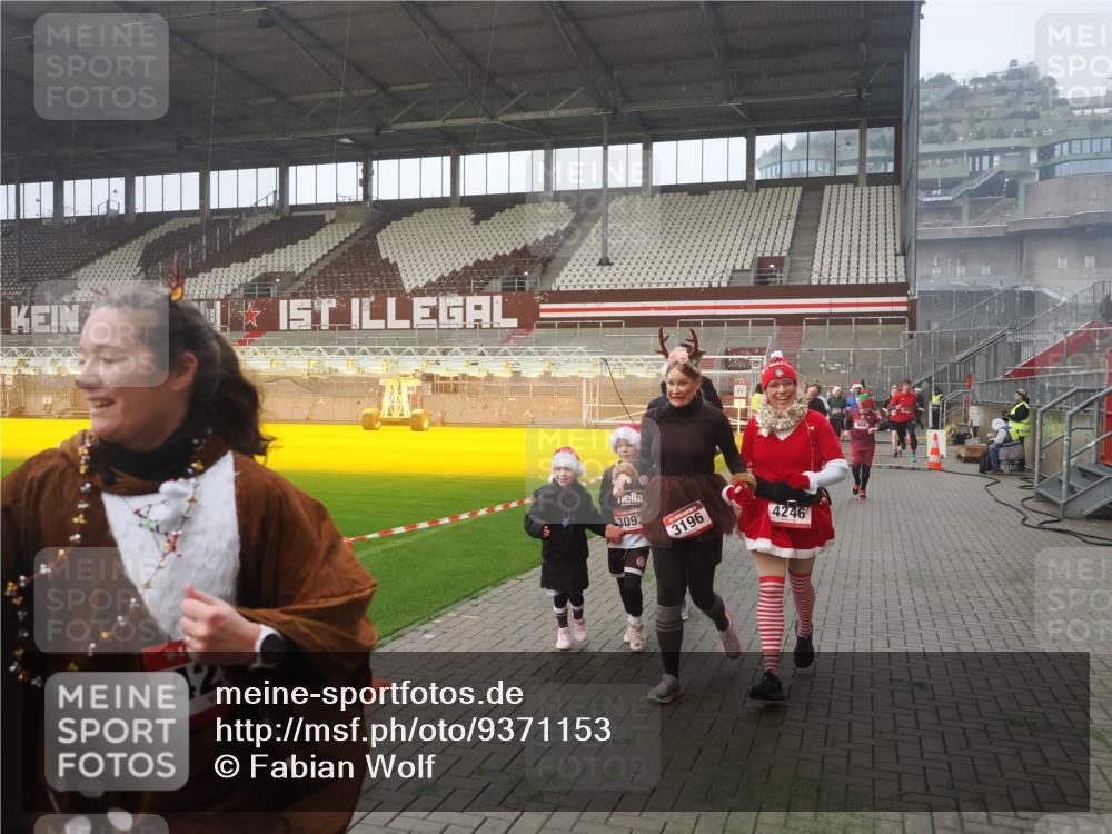 07.12.2025 - St. Pauli X-Mass-Run No. 15 Fabian Wolf http://msf.ph/oto/9371153 07.12.2025 10:06:08 Ziel 127, 148, 180, 424, 468, 676, 805, 834, 893, 967, 969, 1119, 1788, 1937, 2756, 2757, 2894, 2968, 3093, 3172, 3196, 3812, 3814, 3857, 3859, 4235, 4236, 4237, 4246, 4251, 4665, 4670, 4676 meine-sportfotos.de