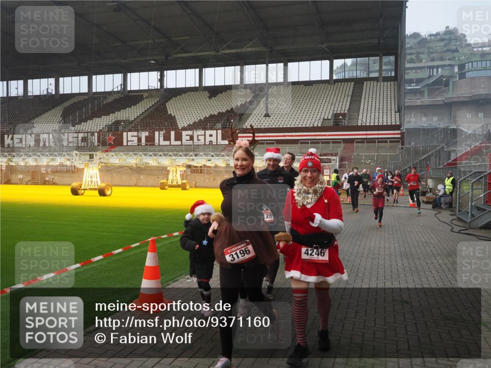 07.12.2025 - St. Pauli X-Mass-Run No. 15 Fabian Wolf http://msf.ph/oto/9371160 07.12.2025 10:06:09 Ziel 127, 148, 180, 424, 468, 676, 805, 834, 893, 967, 969, 1119, 1788, 1937, 2756, 2757, 2894, 2968, 3093, 3172, 3196, 3812, 3814, 3857, 3859, 4235, 4236, 4237, 4246, 4251, 4657, 4665, 4670, 4676, 4736, 4739 meine-sportfotos.de