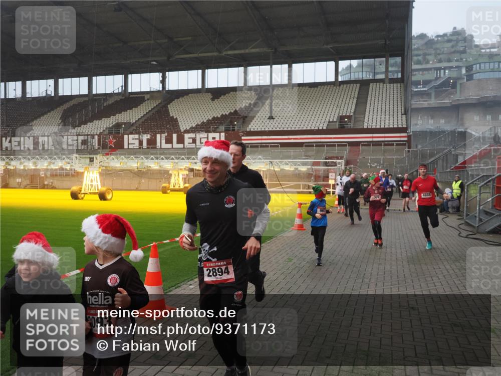 07.12.2025 - St. Pauli X-Mass-Run No. 15 Fabian Wolf http://msf.ph/oto/9371173 07.12.2025 10:06:10 Ziel 127, 148, 180, 424, 468, 676, 805, 834, 893, 967, 969, 1119, 1788, 1937, 2756, 2757, 2894, 2968, 3093, 3172, 3196, 3812, 3814, 3857, 3859, 4235, 4236, 4237, 4246, 4251, 4657, 4665, 4670, 4676, 4677, 4736, 4739 meine-sportfotos.de