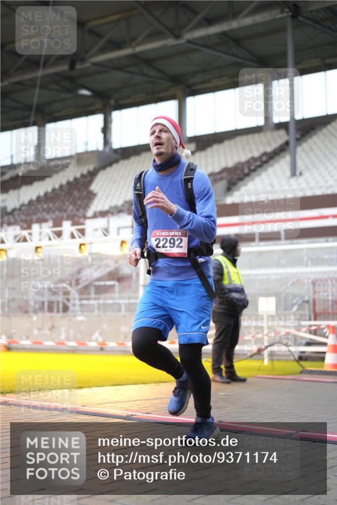 07.12.2025 - St. Pauli X-Mass-Run No. 15 Patografie http://msf.ph/oto/9371174 07.12.2025 11:40:51 Ziel 726, 727, 1277, 2199, 2292, 2294, 2425, 2865, 2947, 2976, 3259, 3592, 3619, 3912, 4608 meine-sportfotos.de
