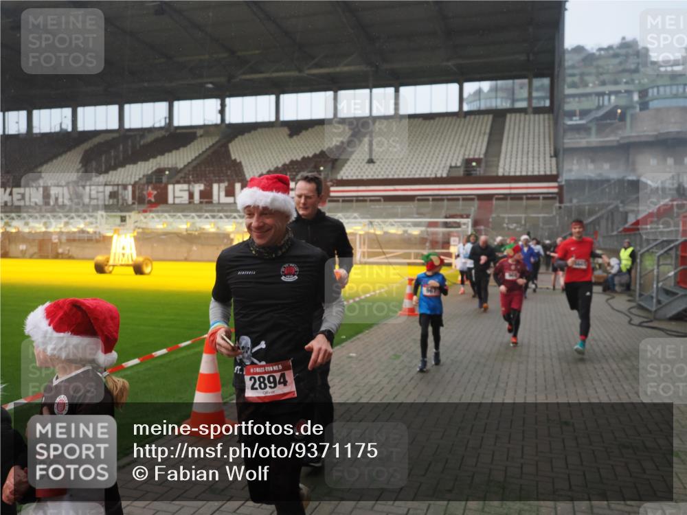 07.12.2025 - St. Pauli X-Mass-Run No. 15 Fabian Wolf http://msf.ph/oto/9371175 07.12.2025 10:06:10 Ziel 127, 148, 180, 424, 468, 676, 805, 834, 893, 967, 969, 1119, 1788, 1937, 2756, 2757, 2894, 2968, 3093, 3172, 3196, 3812, 3814, 3857, 3859, 4235, 4236, 4237, 4246, 4251, 4657, 4665, 4670, 4676, 4677, 4736, 4739 meine-sportfotos.de