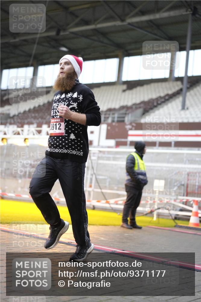 07.12.2025 - St. Pauli X-Mass-Run No. 15 Patografie http://msf.ph/oto/9371177 07.12.2025 11:40:53 Ziel 726, 727, 1277, 2199, 2292, 2294, 2425, 2865, 2947, 2976, 3259, 3592, 3619, 3912, 4608 meine-sportfotos.de