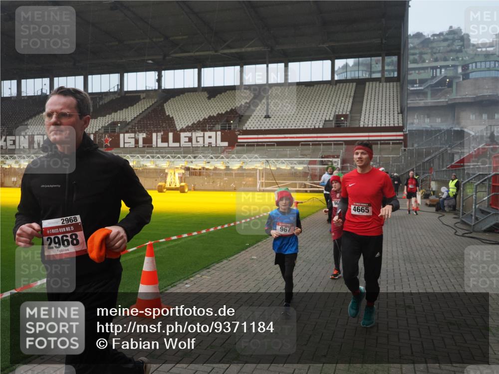 07.12.2025 - St. Pauli X-Mass-Run No. 15 Fabian Wolf http://msf.ph/oto/9371184 07.12.2025 10:06:11 Ziel 127, 148, 180, 424, 468, 676, 805, 834, 893, 967, 969, 1119, 1788, 1937, 2756, 2757, 2894, 2968, 3093, 3172, 3196, 3812, 3814, 3857, 3859, 4235, 4236, 4237, 4246, 4251, 4657, 4665, 4670, 4672, 4676, 4677, 4736, 4739 meine-sportfotos.de