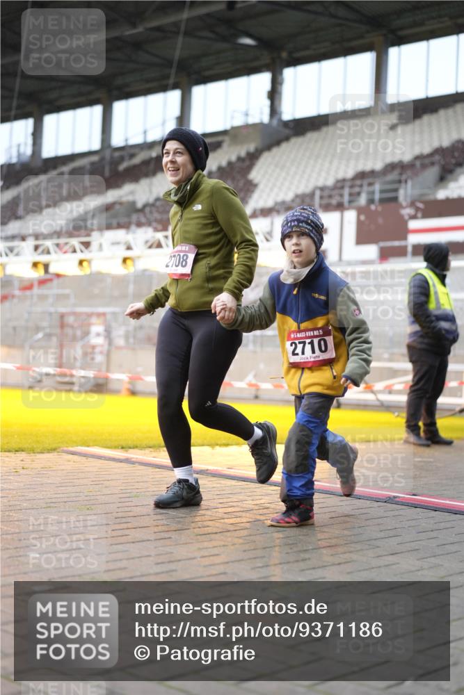 07.12.2025 - St. Pauli X-Mass-Run No. 15 Patografie http://msf.ph/oto/9371186 07.12.2025 11:41:01 Ziel 2292, 2294, 2425, 2708, 2710, 2947, 3259, 3619, 3748, 3880, 3885, 3912 meine-sportfotos.de