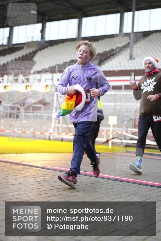 07.12.2025 - St. Pauli X-Mass-Run No. 15 Patografie http://msf.ph/oto/9371190 07.12.2025 11:41:06 Ziel 2292, 2708, 2710, 3747, 3748, 3880, 3885, 3912 meine-sportfotos.de