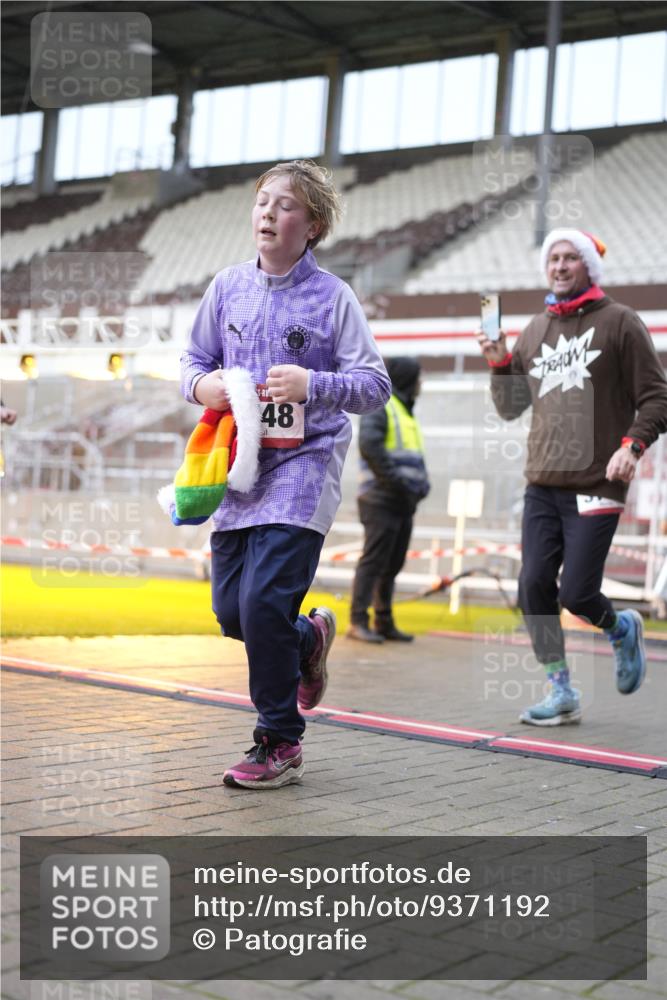 07.12.2025 - St. Pauli X-Mass-Run No. 15 Patografie http://msf.ph/oto/9371192 07.12.2025 11:41:07 Ziel 2708, 2710, 3747, 3748, 3880, 3885, 3912 meine-sportfotos.de