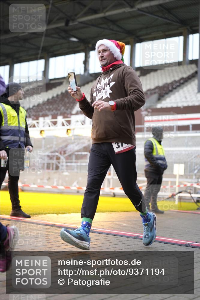 07.12.2025 - St. Pauli X-Mass-Run No. 15 Patografie http://msf.ph/oto/9371194 07.12.2025 11:41:07 Ziel 2708, 2710, 3747, 3748, 3880, 3885, 3912 meine-sportfotos.de