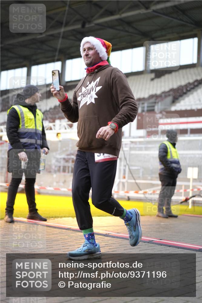 07.12.2025 - St. Pauli X-Mass-Run No. 15 Patografie http://msf.ph/oto/9371196 07.12.2025 11:41:07 Ziel 2708, 2710, 3747, 3748, 3880, 3885, 3912 meine-sportfotos.de
