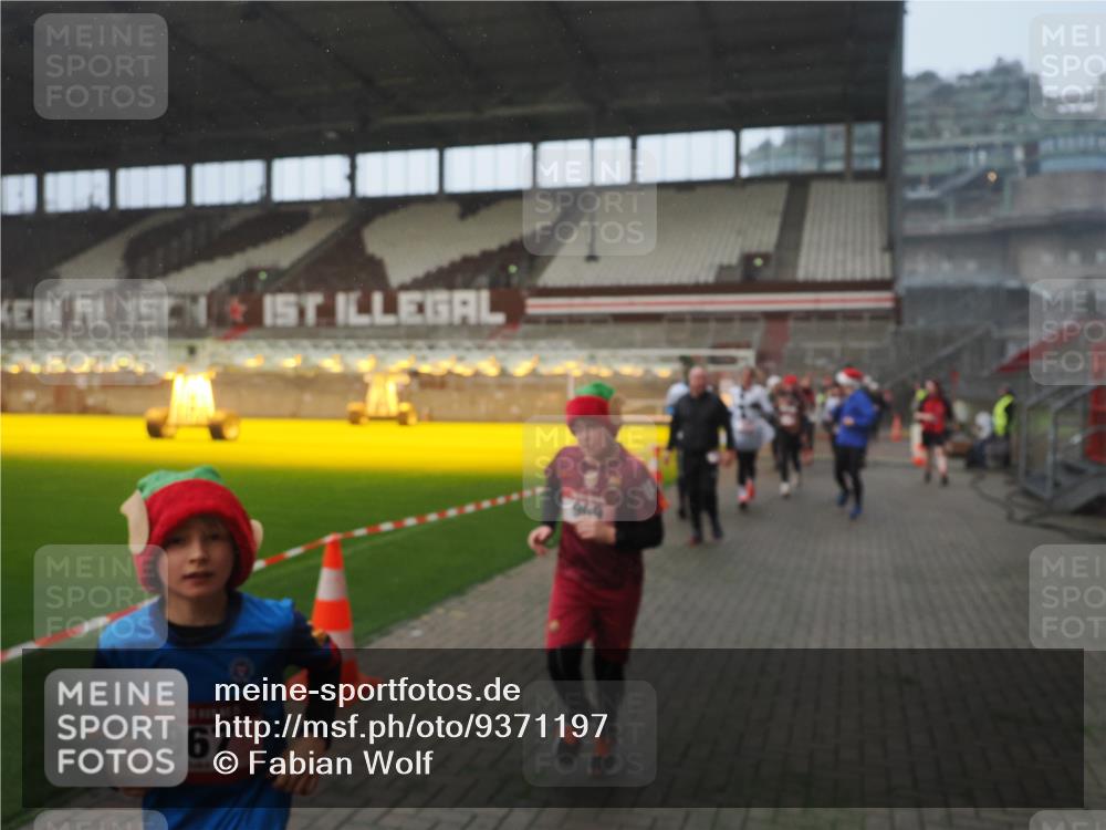 07.12.2025 - St. Pauli X-Mass-Run No. 15 Fabian Wolf http://msf.ph/oto/9371197 07.12.2025 10:06:12 Ziel 127, 148, 180, 424, 468, 805, 834, 893, 967, 969, 1119, 1788, 1937, 2756, 2757, 2894, 2968, 3093, 3172, 3196, 3812, 3814, 3857, 3859, 4235, 4236, 4237, 4246, 4251, 4657, 4665, 4670, 4672, 4676, 4677, 4736, 4739 meine-sportfotos.de