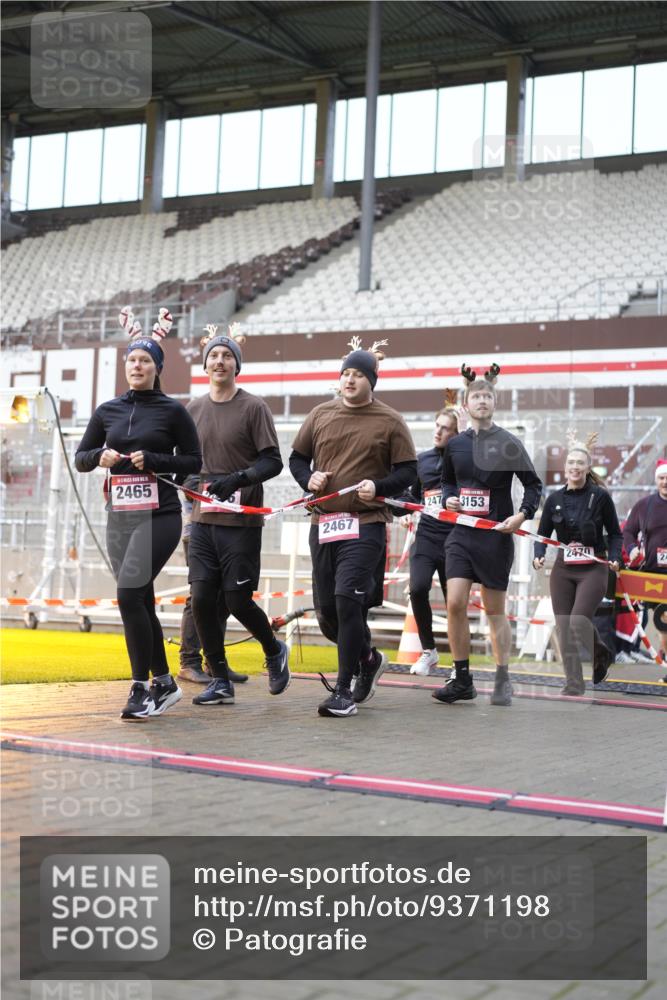 07.12.2025 - St. Pauli X-Mass-Run No. 15 Patografie http://msf.ph/oto/9371198 07.12.2025 11:41:16 Ziel 2465, 2466, 2470, 2471, 2476, 2479, 2491, 3153, 3204, 3505, 3747, 3748 meine-sportfotos.de