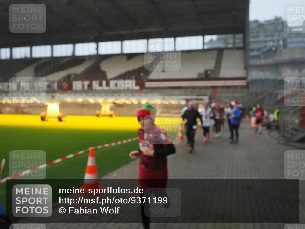 07.12.2025 - St. Pauli X-Mass-Run No. 15 Fabian Wolf http://msf.ph/oto/9371199 07.12.2025 10:06:12 Ziel 127, 148, 180, 424, 468, 805, 834, 893, 967, 969, 1119, 1788, 1937, 2756, 2757, 2894, 2968, 3093, 3172, 3196, 3812, 3814, 3857, 3859, 4235, 4236, 4237, 4246, 4251, 4657, 4665, 4670, 4672, 4676, 4677, 4736, 4739 meine-sportfotos.de