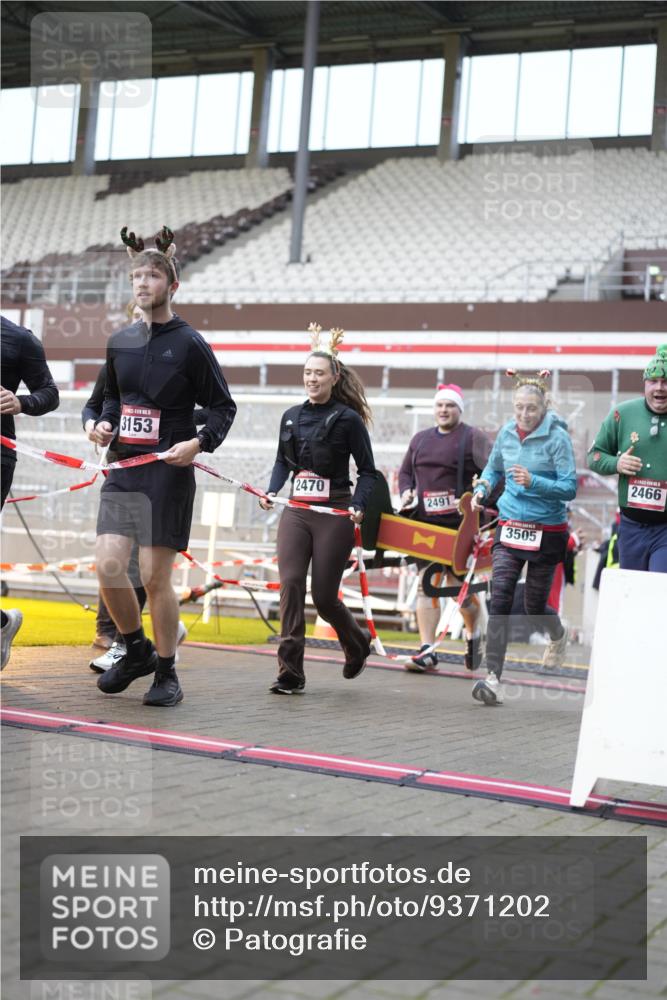 07.12.2025 - St. Pauli X-Mass-Run No. 15 Patografie http://msf.ph/oto/9371202 07.12.2025 11:41:17 Ziel 2465, 2466, 2470, 2471, 2476, 2479, 2491, 3153, 3204, 3505, 3532, 3747, 3748 meine-sportfotos.de
