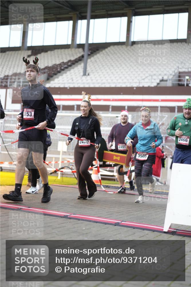 07.12.2025 - St. Pauli X-Mass-Run No. 15 Patografie http://msf.ph/oto/9371204 07.12.2025 11:41:17 Ziel 2465, 2466, 2470, 2471, 2476, 2479, 2491, 3153, 3204, 3505, 3532, 3747, 3748 meine-sportfotos.de