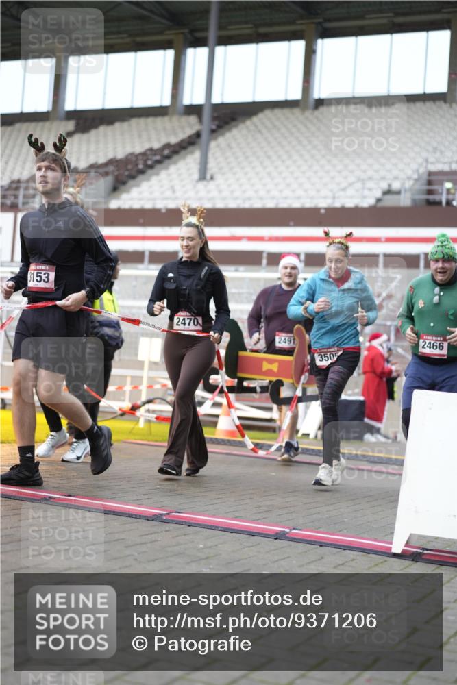 07.12.2025 - St. Pauli X-Mass-Run No. 15 Patografie http://msf.ph/oto/9371206 07.12.2025 11:41:17 Ziel 2465, 2466, 2470, 2471, 2476, 2479, 2491, 3153, 3204, 3505, 3532, 3747, 3748 meine-sportfotos.de