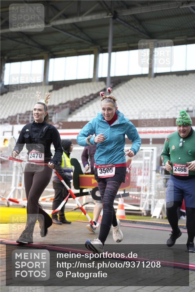 07.12.2025 - St. Pauli X-Mass-Run No. 15 Patografie http://msf.ph/oto/9371208 07.12.2025 11:41:18 Ziel 2465, 2466, 2470, 2471, 2476, 2479, 2491, 3153, 3204, 3505, 3532, 3747, 3748 meine-sportfotos.de