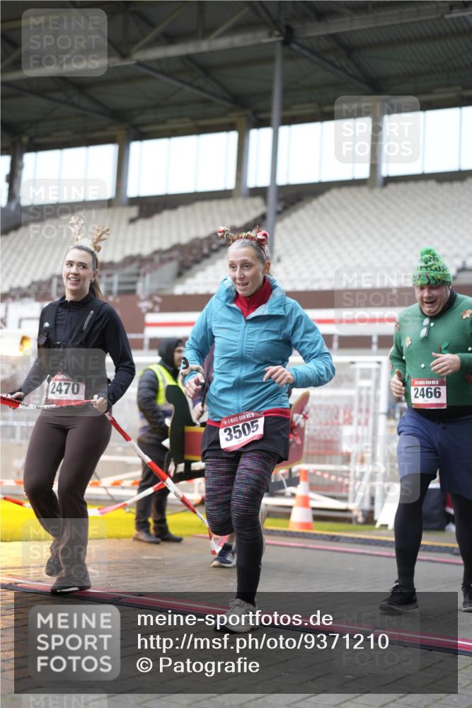 07.12.2025 - St. Pauli X-Mass-Run No. 15 Patografie http://msf.ph/oto/9371210 07.12.2025 11:41:18 Ziel 2465, 2466, 2470, 2471, 2476, 2479, 2491, 3153, 3204, 3505, 3532, 3747, 3748 meine-sportfotos.de