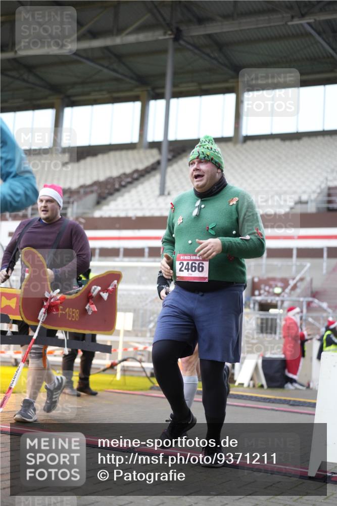 07.12.2025 - St. Pauli X-Mass-Run No. 15 Patografie http://msf.ph/oto/9371211 07.12.2025 11:41:19 Ziel 2465, 2466, 2470, 2471, 2476, 2479, 2491, 3153, 3204, 3505, 3532, 3747, 3748 meine-sportfotos.de