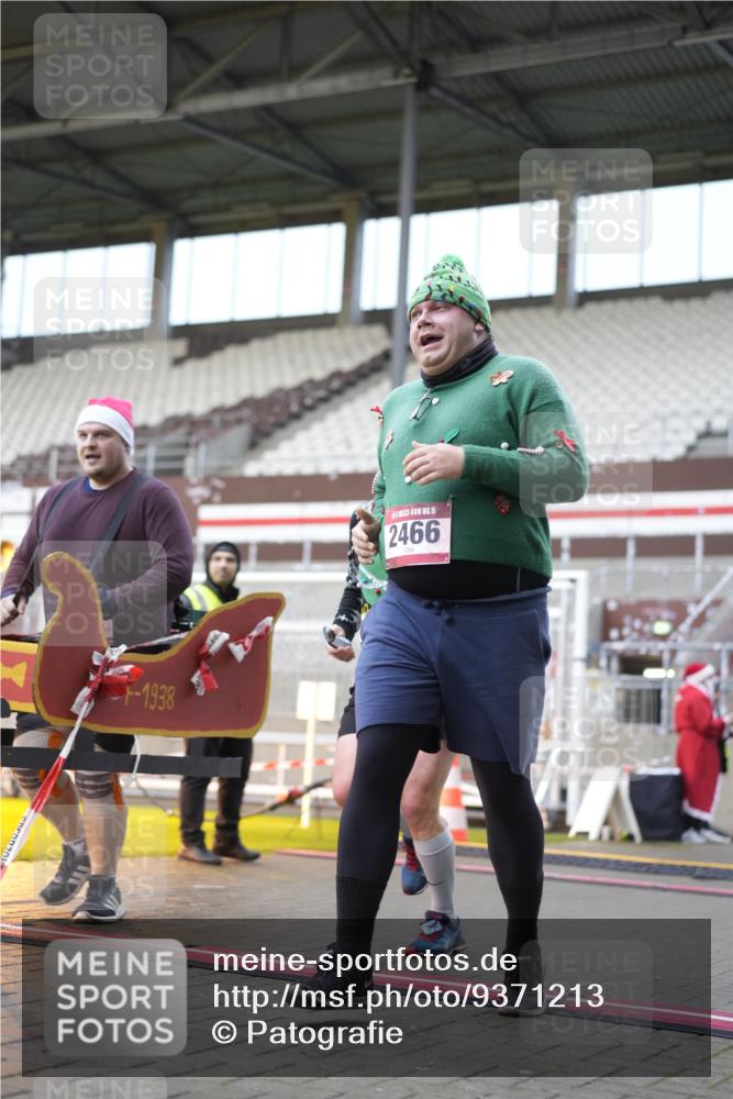 07.12.2025 - St. Pauli X-Mass-Run No. 15 Patografie http://msf.ph/oto/9371213 07.12.2025 11:41:19 Ziel 2465, 2466, 2470, 2471, 2476, 2479, 2491, 3153, 3204, 3505, 3532, 3747, 3748 meine-sportfotos.de