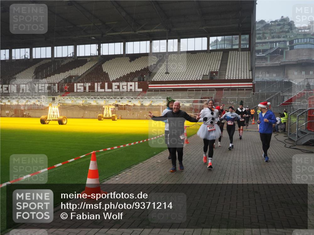 07.12.2025 - St. Pauli X-Mass-Run No. 15 Fabian Wolf http://msf.ph/oto/9371214 07.12.2025 10:06:14 Ziel 127, 148, 180, 187, 468, 805, 893, 967, 969, 1119, 1788, 1832, 1937, 2894, 2968, 3093, 3172, 3196, 3812, 3814, 3857, 3859, 4235, 4236, 4237, 4246, 4251, 4657, 4665, 4670, 4672, 4676, 4677, 4736, 4739 meine-sportfotos.de