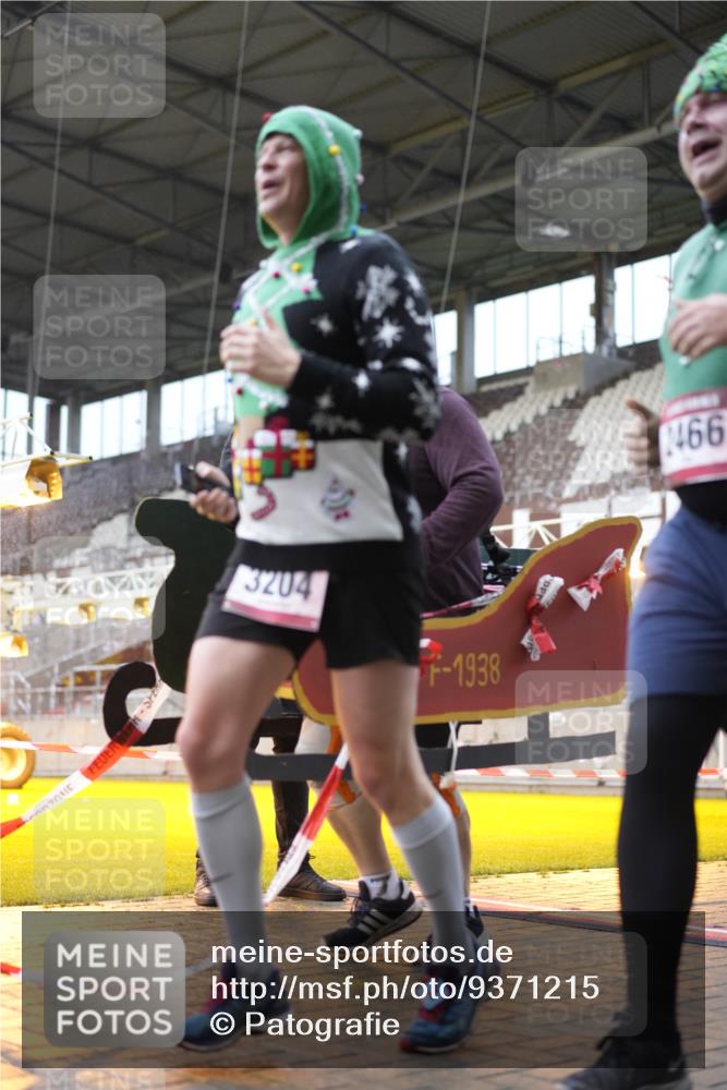07.12.2025 - St. Pauli X-Mass-Run No. 15 Patografie http://msf.ph/oto/9371215 07.12.2025 11:41:20 Ziel 2465, 2466, 2470, 2471, 2476, 2479, 2491, 3153, 3204, 3393, 3505, 3532, 3747, 3748 meine-sportfotos.de