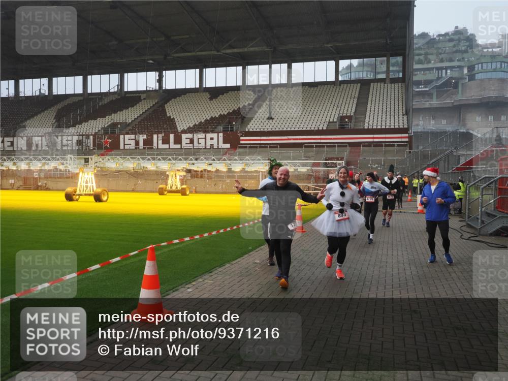 07.12.2025 - St. Pauli X-Mass-Run No. 15 Fabian Wolf http://msf.ph/oto/9371216 07.12.2025 10:06:14 Ziel 127, 148, 180, 187, 468, 805, 893, 967, 969, 1119, 1788, 1832, 1937, 2894, 2968, 3093, 3172, 3196, 3812, 3814, 3857, 3859, 4235, 4236, 4237, 4246, 4251, 4657, 4665, 4670, 4672, 4676, 4677, 4736, 4739 meine-sportfotos.de