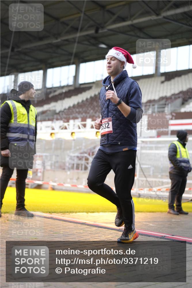 07.12.2025 - St. Pauli X-Mass-Run No. 15 Patografie http://msf.ph/oto/9371219 07.12.2025 11:41:23 Ziel 2465, 2466, 2470, 2471, 2476, 2479, 2491, 3153, 3204, 3393, 3505, 3532, 3732 meine-sportfotos.de