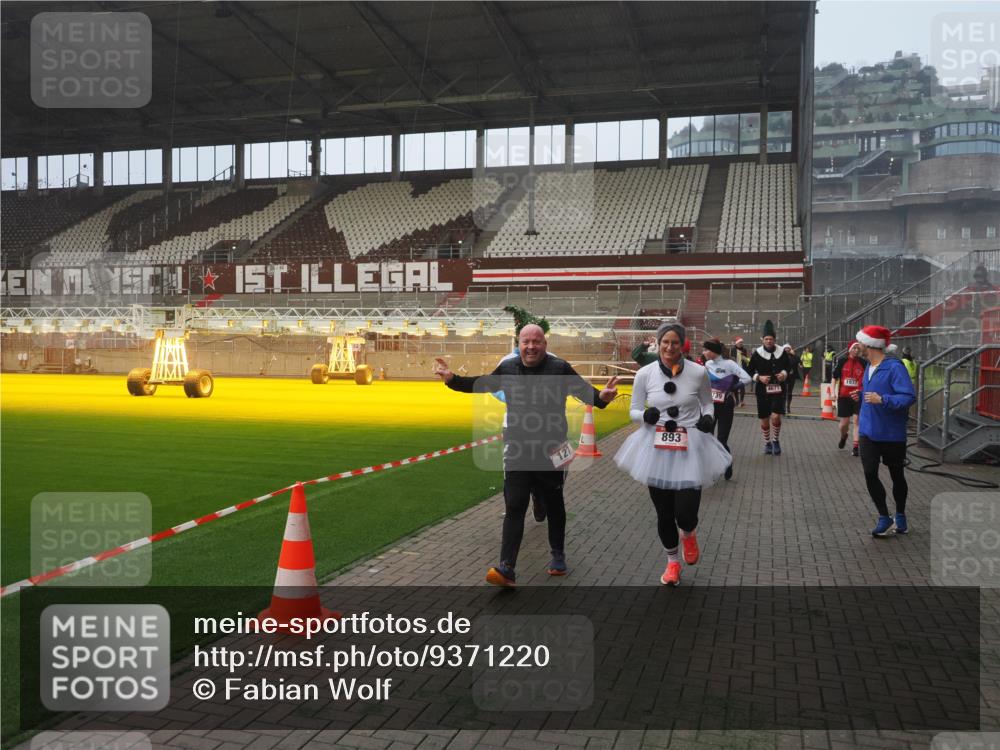 07.12.2025 - St. Pauli X-Mass-Run No. 15 Fabian Wolf http://msf.ph/oto/9371220 07.12.2025 10:06:15 Ziel 127, 148, 180, 187, 468, 893, 967, 969, 1119, 1788, 1832, 1937, 2894, 2968, 3093, 3172, 3196, 3812, 3814, 3859, 4235, 4236, 4237, 4246, 4251, 4657, 4665, 4670, 4672, 4676, 4677, 4736, 4739 meine-sportfotos.de