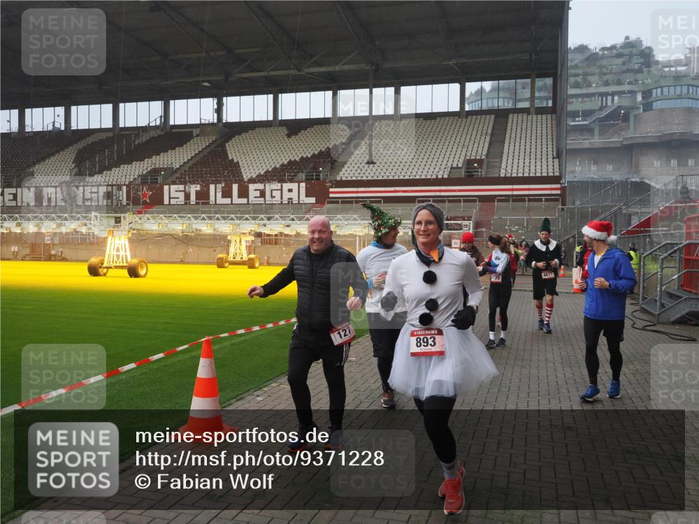 07.12.2025 - St. Pauli X-Mass-Run No. 15 Fabian Wolf http://msf.ph/oto/9371228 07.12.2025 10:06:16 Ziel 127, 148, 180, 187, 468, 893, 967, 969, 1119, 1788, 1832, 1937, 2894, 2968, 3093, 3172, 3196, 4246, 4251, 4657, 4665, 4670, 4672, 4676, 4677, 4736, 4739 meine-sportfotos.de