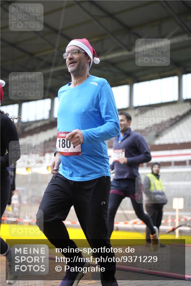 07.12.2025 - St. Pauli X-Mass-Run No. 15 Patografie http://msf.ph/oto/9371229 07.12.2025 11:41:30 Ziel 1801, 2465, 2466, 2470, 2471, 2476, 2479, 2491, 3153, 3204, 3393, 3505, 3532, 3555, 3732, 3755, 3757, 3764, 3784 meine-sportfotos.de