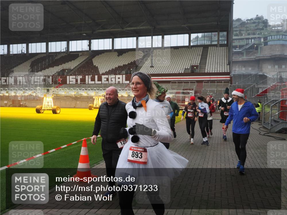 07.12.2025 - St. Pauli X-Mass-Run No. 15 Fabian Wolf http://msf.ph/oto/9371233 07.12.2025 10:06:16 Ziel 127, 148, 180, 187, 468, 893, 967, 969, 1119, 1788, 1832, 1937, 2894, 2968, 3093, 3172, 3196, 4246, 4251, 4657, 4665, 4670, 4672, 4676, 4677, 4736, 4739 meine-sportfotos.de
