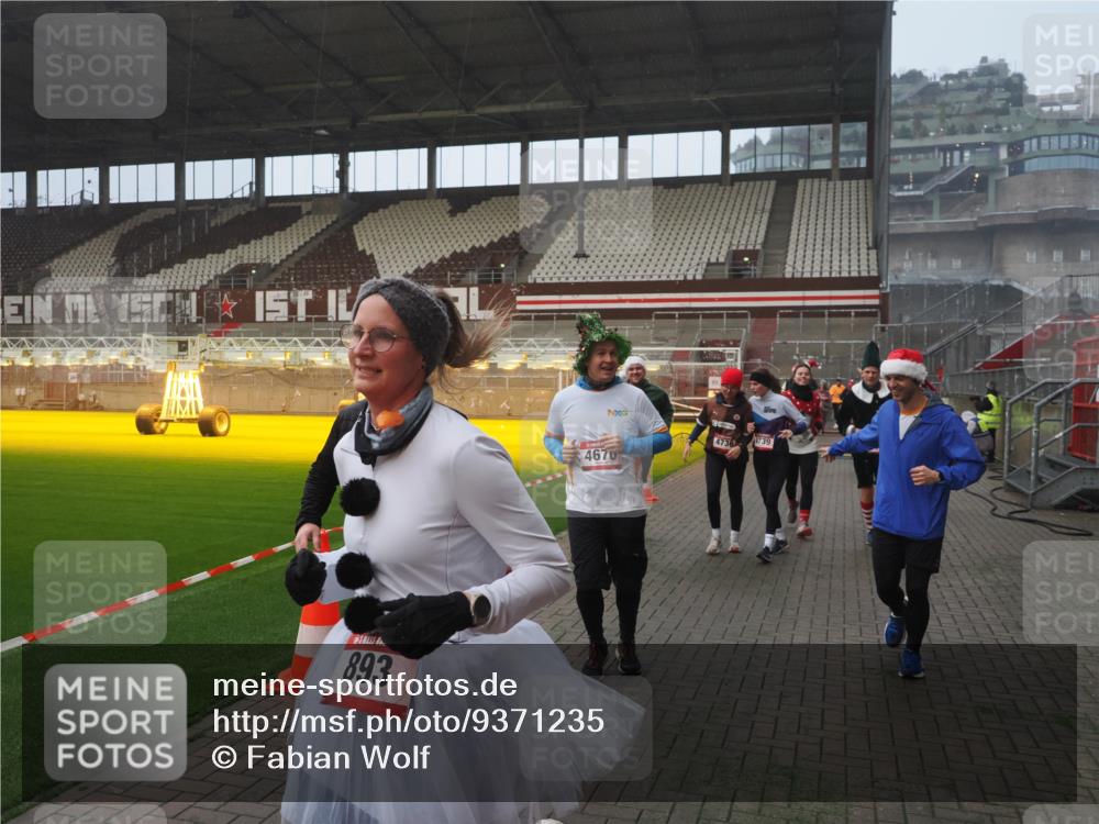 07.12.2025 - St. Pauli X-Mass-Run No. 15 Fabian Wolf http://msf.ph/oto/9371235 07.12.2025 10:06:16 Ziel 127, 148, 180, 187, 468, 893, 967, 969, 1119, 1788, 1832, 1937, 2894, 2968, 3093, 3172, 3196, 4246, 4251, 4657, 4665, 4670, 4672, 4676, 4677, 4736, 4739 meine-sportfotos.de