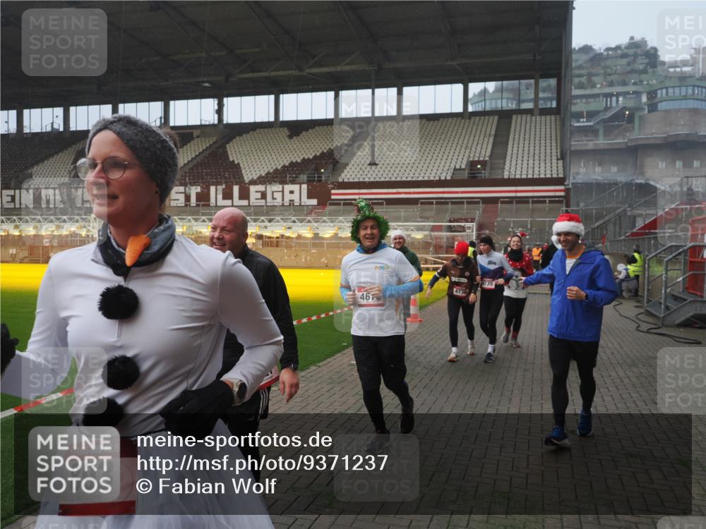 07.12.2025 - St. Pauli X-Mass-Run No. 15 Fabian Wolf http://msf.ph/oto/9371237 07.12.2025 10:06:16 Ziel 127, 148, 180, 187, 468, 893, 967, 969, 1119, 1788, 1832, 1937, 2894, 2968, 3093, 3172, 3196, 4246, 4251, 4657, 4665, 4670, 4672, 4676, 4677, 4736, 4739 meine-sportfotos.de