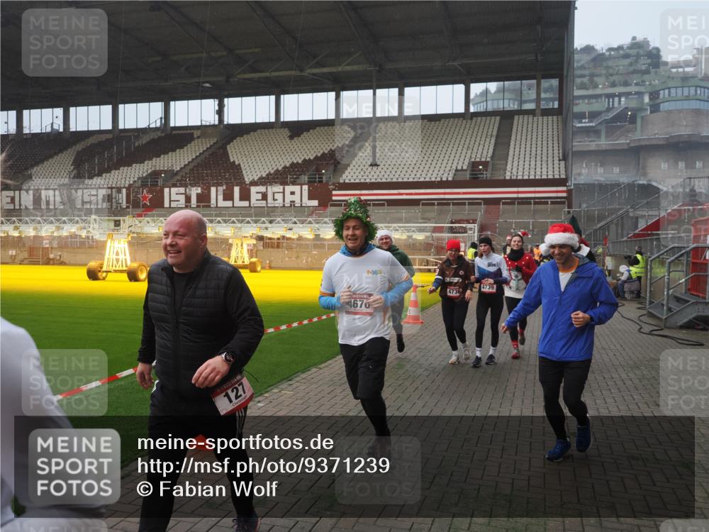 07.12.2025 - St. Pauli X-Mass-Run No. 15 Fabian Wolf http://msf.ph/oto/9371239 07.12.2025 10:06:17 Ziel 127, 148, 180, 187, 468, 893, 967, 969, 1119, 1788, 1832, 1937, 2894, 2968, 3093, 3196, 4246, 4251, 4657, 4665, 4670, 4672, 4676, 4677, 4736, 4739 meine-sportfotos.de