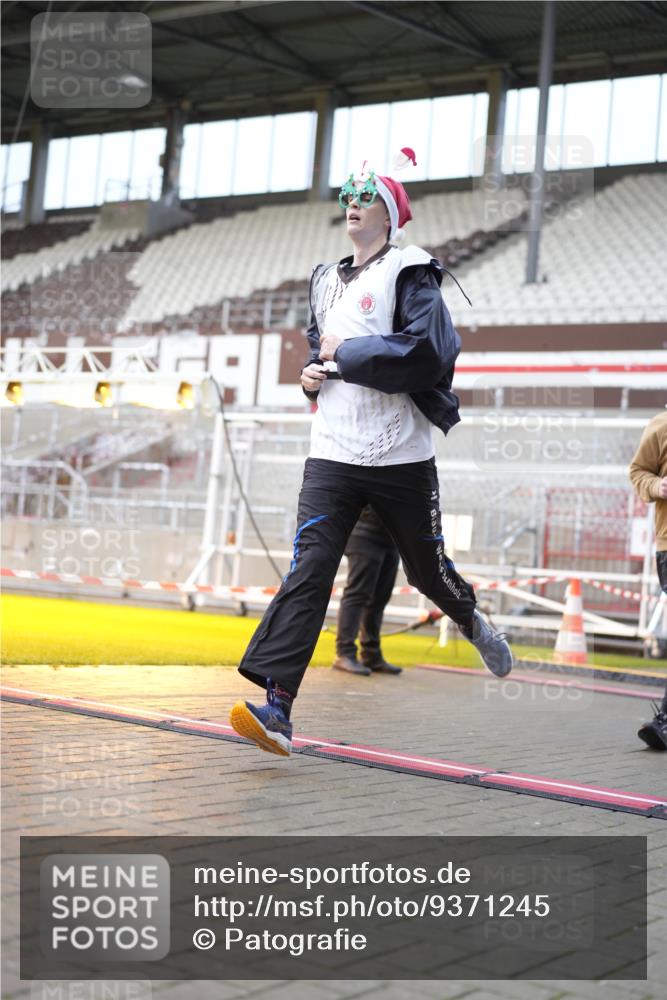 07.12.2025 - St. Pauli X-Mass-Run No. 15 Patografie http://msf.ph/oto/9371245 07.12.2025 11:41:40 Ziel 1801, 2231, 2435, 3222, 3393, 3479, 3555, 3732, 3755, 3757, 3764, 3784 meine-sportfotos.de