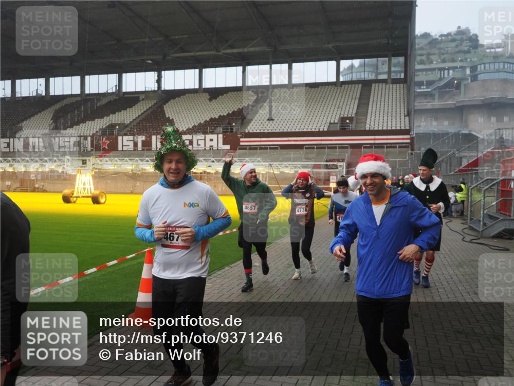 07.12.2025 - St. Pauli X-Mass-Run No. 15 Fabian Wolf http://msf.ph/oto/9371246 07.12.2025 10:06:17 Ziel 127, 148, 180, 187, 468, 893, 967, 969, 1119, 1788, 1832, 1937, 2894, 2968, 3093, 3196, 4246, 4251, 4657, 4665, 4670, 4672, 4676, 4677, 4736, 4739 meine-sportfotos.de