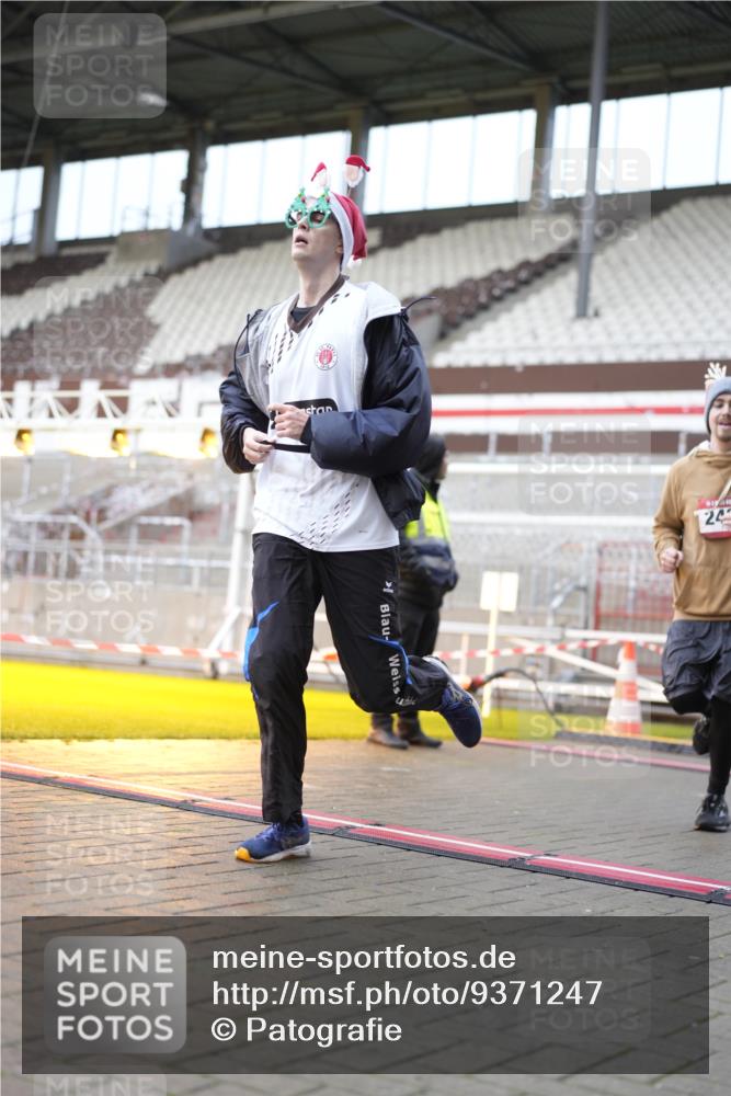 07.12.2025 - St. Pauli X-Mass-Run No. 15 Patografie http://msf.ph/oto/9371247 07.12.2025 11:41:40 Ziel 1801, 2231, 2435, 3222, 3393, 3479, 3555, 3732, 3755, 3757, 3764, 3784 meine-sportfotos.de