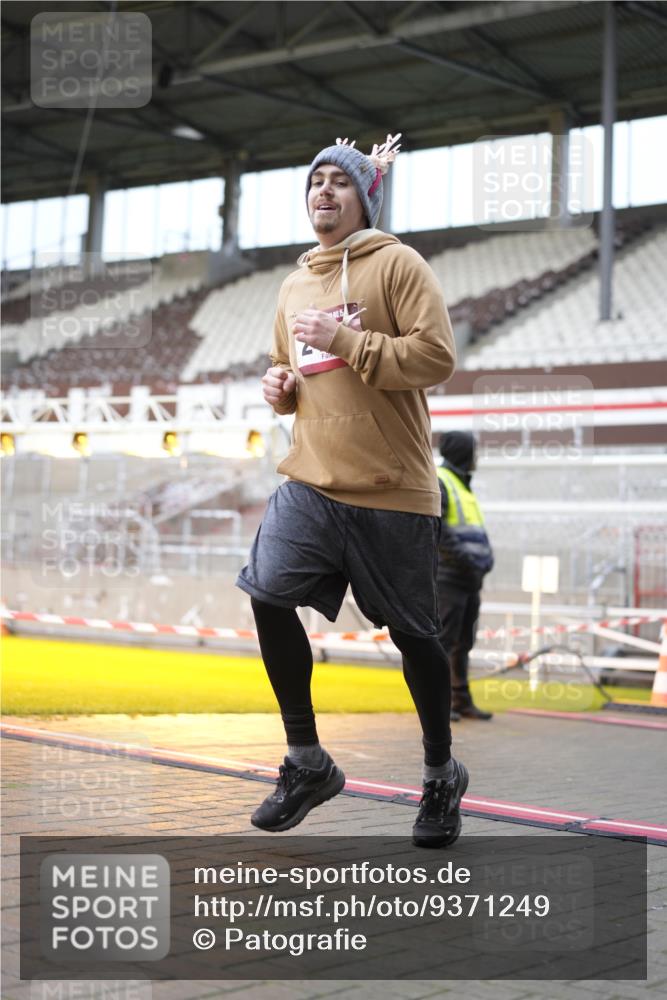 07.12.2025 - St. Pauli X-Mass-Run No. 15 Patografie http://msf.ph/oto/9371249 07.12.2025 11:41:41 Ziel 1801, 2231, 2435, 3222, 3479, 3555, 3718, 3732, 3755, 3757, 3764, 3784 meine-sportfotos.de