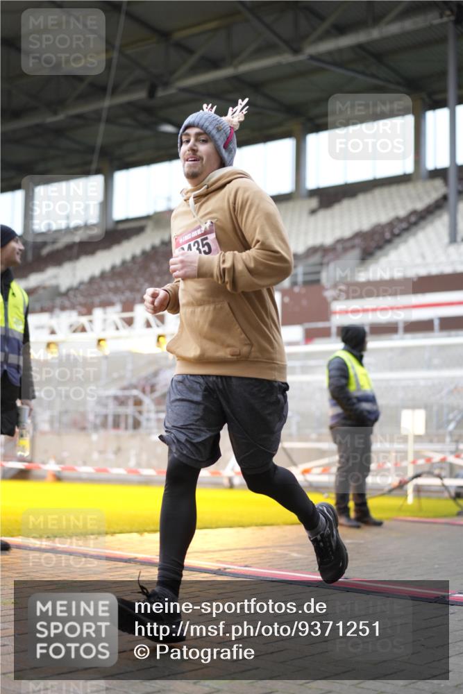 07.12.2025 - St. Pauli X-Mass-Run No. 15 Patografie http://msf.ph/oto/9371251 07.12.2025 11:41:41 Ziel 1801, 2231, 2435, 3222, 3479, 3555, 3718, 3732, 3755, 3757, 3764, 3784 meine-sportfotos.de