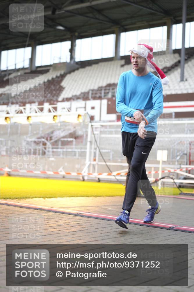 07.12.2025 - St. Pauli X-Mass-Run No. 15 Patografie http://msf.ph/oto/9371252 07.12.2025 11:41:46 Ziel 15, 2231, 2435, 3222, 3479, 3555, 3718 meine-sportfotos.de