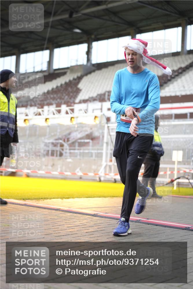 07.12.2025 - St. Pauli X-Mass-Run No. 15 Patografie http://msf.ph/oto/9371254 07.12.2025 11:41:46 Ziel 15, 2231, 2435, 3222, 3479, 3555, 3718 meine-sportfotos.de