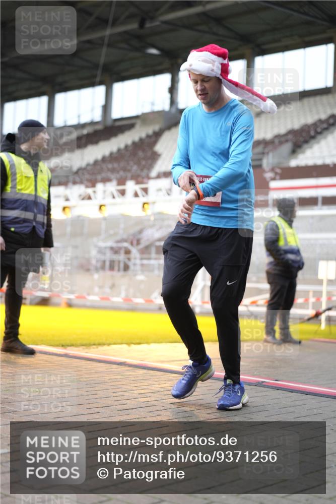 07.12.2025 - St. Pauli X-Mass-Run No. 15 Patografie http://msf.ph/oto/9371256 07.12.2025 11:41:46 Ziel 15, 2231, 2435, 3222, 3479, 3555, 3718 meine-sportfotos.de