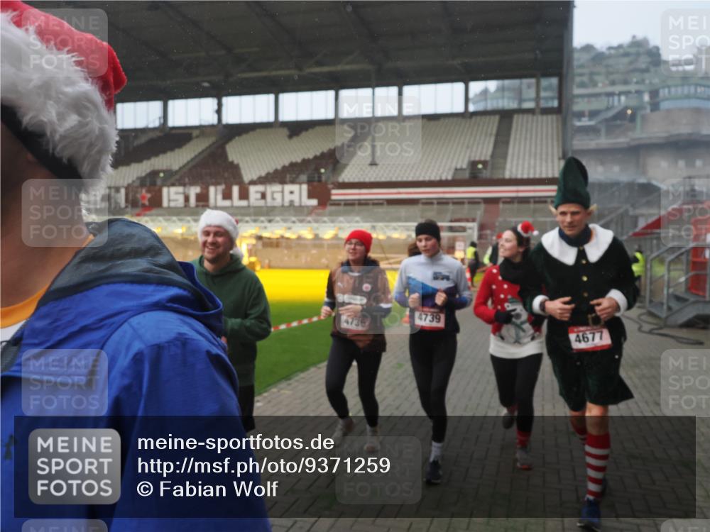 07.12.2025 - St. Pauli X-Mass-Run No. 15 Fabian Wolf http://msf.ph/oto/9371259 07.12.2025 10:06:18 Ziel 34, 127, 148, 187, 468, 893, 967, 969, 1119, 1788, 1832, 1937, 1946, 2894, 2968, 3093, 3196, 4246, 4251, 4657, 4665, 4670, 4672, 4676, 4677, 4736, 4739 meine-sportfotos.de